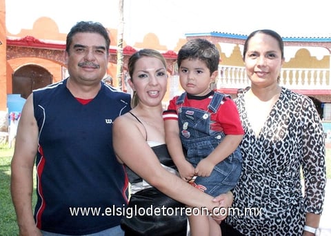 23062010 Miguel Ángel Pámanes Huízar fue celebrado al cumplir tres años de vida por Sergio Leobardo Huízar, Jéssica Argentina Huízar y Mayela Guzmán. EL SIGLO DE TORREÓN