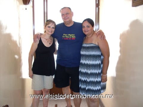 23062010 El Día del Padre lo festejó el señor José Pacheco junto a sus hijas Cristina Pacheco de Chaúl y María Luisa Pacheco de Moya.