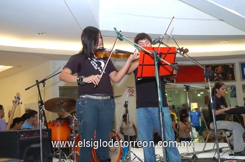 23062010 Jóvenes artistas. Los estudiantes de la academia se lucieron en la exhibición realizada en Plaza Cuatro Caminos.