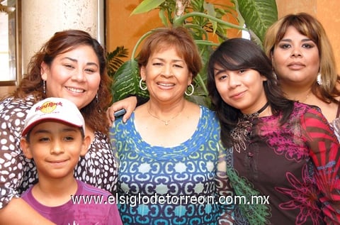 23062010 Magdalena Adame fue festejada en su cumpleaños por sus hijas Silvia Elena y Abril, y sus nietos Óscar y Silvia Alejandra Saldívar.