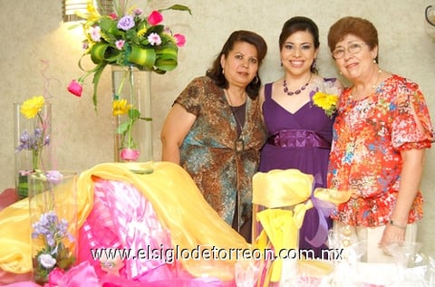 23062010 Rosa Isabel Uribe Fuentes junto a las anfitrionas de su festejo prenupcial: Rosa Elia Fuentes de Uribe y Leticia Rojas de Martínez.  EL SIGLO DE TORREÓN