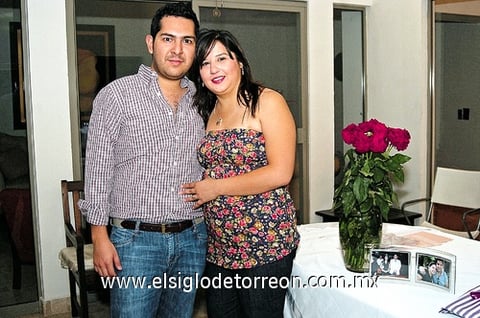 24062010 Gloria Mijares Elósegui y Jesús Álvarez Nevárez en la fiesta de despedida de solteros que les fue organizada.