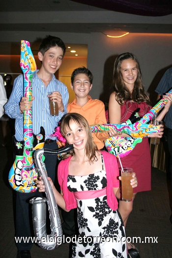 24062010 Graduados. Ciro, Lalo, Melissa y Regina.