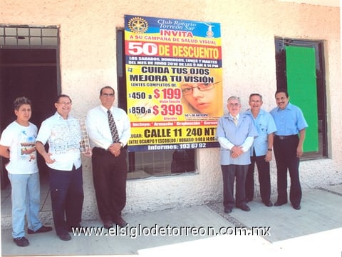 24062010 El Club Rotario Sur organizó una campaña 'Lentes al costo' con visión Rotaria. En la fotografía se encuentran: Lic. Mateo Espinosa, Dr. Víctor Arellano, Dr. Antonio Morfín, Ing. Federico Carreón, Dr. Eduardo Woo y José Moisés.