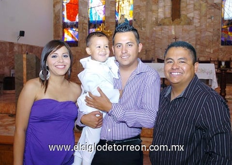 26062010 Daniel Escobar con su papá Marco Antonio Escobar y sus padrinos Rubén González y Lizeth Galindo de González, en su fiesta de cumpleaños.