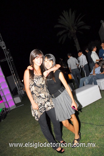 28062010 Amanda y Jocelyn fueron recientemente invitadas a una fiesta de quince años.