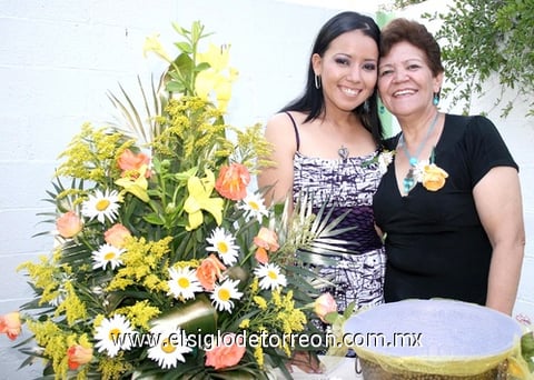 28062010 María de Sol Beltrán Fernández acompañada por su futura suegra Sra. Rosario Medrano de García.