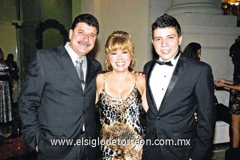 27062010 Carlos Vara, Ivonne Vara y Carlos.