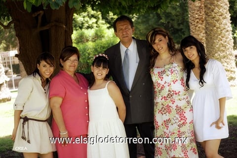 27062010 La festejada junto a su mamá, Roxana Aidee López Baranda; sus madrinas, Karime y Andrea López Baranda y sus abuelitos, Lic. Ramón López Rodríguez y Lic. Virginia Baranda Chavira.