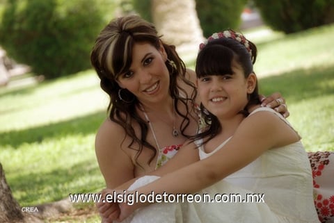 27062010 Ana Ximena acompañada por su mamá Roxana Aidee López Baranda.