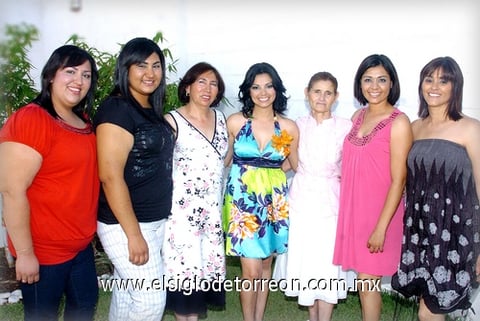 27062010 Nuria y Fanny Núñez, Alicia Cervantes, Icsidenia González, Yulisa y Renoir Barrientos, acompañaron a la futura novia en su fiesta de despedida.