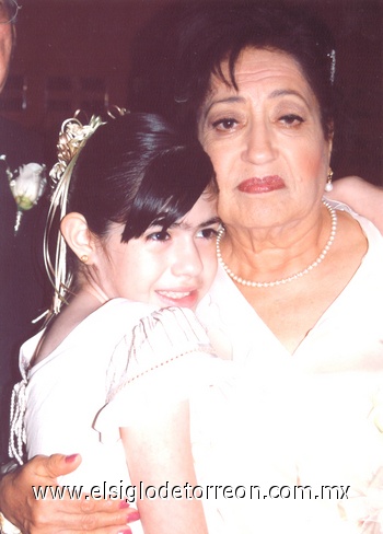 27062010 Yulia Susana López Ayala con su abuela Leonor Fernández de Ayala.
