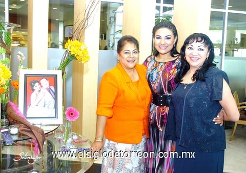 27062010 Adriana junto a las organizadoras de su festejo: su mamá María Aurora Calzada de Hernández y Patricia Adriana Salas de Dipp.