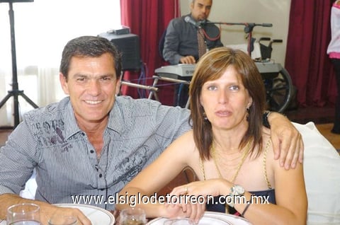 29062010 José Ramón y Lorena.