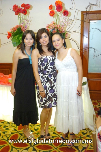 29062010 Guapas asistentes. Laura, Mayra y Karla.