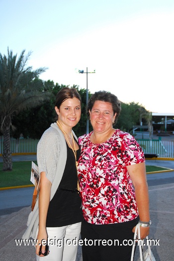 29062010 Claudia Galán y Karen von Bertrab.