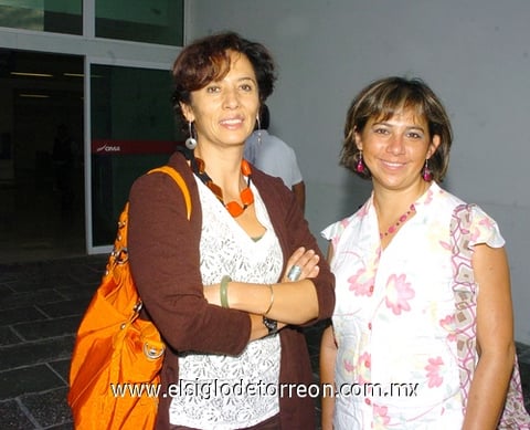 29062010 Ciudad de México. Mónica Payares y Desireé Martínez llegaron a La laguna.