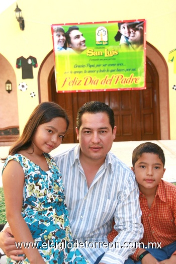30062010 Karol y Manuel Martínez junto a su papá Manolo Martínez.