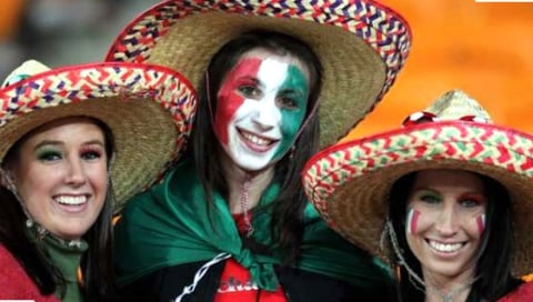Esas sonrisas distraen a cualquier aficionado que intente mirar un partido de futbol.