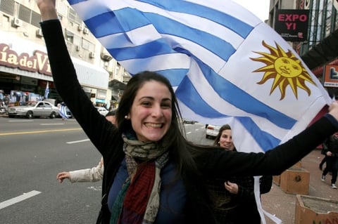 Las hermosuras de Uruguay, nunca pierden en apoyar a su selección.