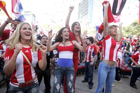 Las mujeres más sexys de Paraguay  están alentando a su selección.