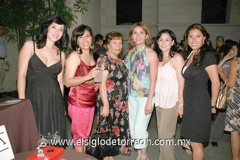01072010 Adriana y Cristina Estrada, Amparo García, Gaby López, Vero Barba y Rosario Estrada.  EL SIGLO DE TORREÓN / RAMÓN SOTOSMAYOR W.