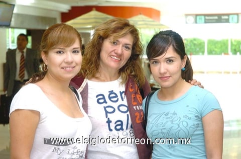 01072010 Guadalajara. Lulú Martínez fue recibida por sus hijas Anilú y Arimali Arzola.