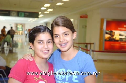 01072010 México. Con el objetivo de vacacionar viajaron Ana Mary y Andrea.