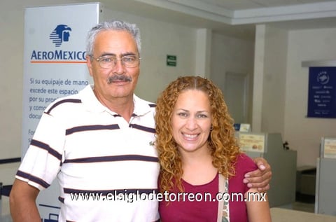 01072010 Viajero. Acudieron al aeropuerto para despedir a un familiar, José Luis Flores y Karina Castillo, quienes le pidieron que regresara pronto, pues sin duda lo van a extrañar.