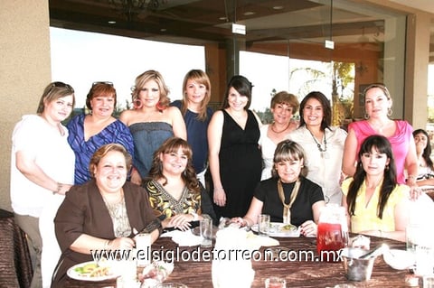 Silvia en compañía de algunas damas asistentes a su fiesta de canastilla.