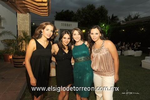 Disfrutan. Paty Lugo es homenajeada con una despedida de soltera.
