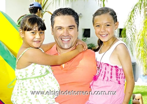 Mario Mijares con sus sobrinitas Dulce y María Sofía en su festejo realizado el domingo 27 de junio.