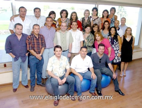 Ex compañeros de la generación 73_85 del colegio Americano de Torreón en la reunión que realizaron el sábado 26 de junio en un club de la localidad.