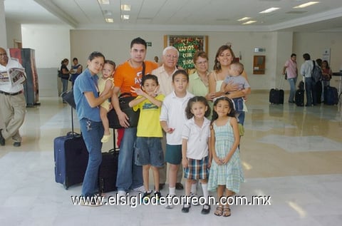 02072010 Londres. José Erasto fué despedido por su familia Zavala Morán, por cuestiones de estudio.
