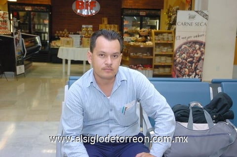 02072010 Tampico. José Antonio Montoya, dejó tierras laguneras al despedirse de sus familiares, pues regresa a casa.