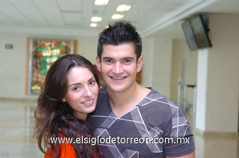 02072010 Francia. Paola Ortueta despidió a su novio Carlos de la O.
