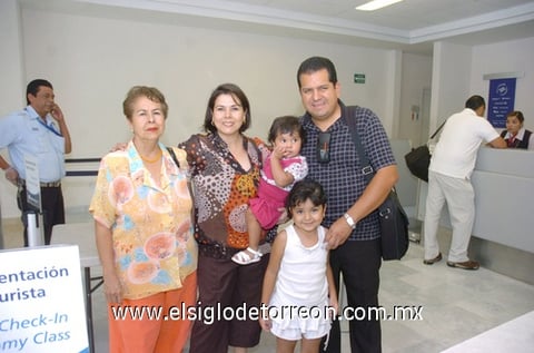 02072010 México. Hiroshi Ishisawa y Melissa Cox, fueron despedidas por Alberto Rivera.