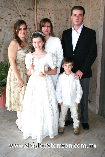 En la ceremonia. Cristina Elena Wiley Garza el día de su Primera Comunión junto a sus papás Cristina Garza de Wiley y Luis Wiley; su madrina María Elena Wiley y el pequeño Luis Humberto Wiley Garza.