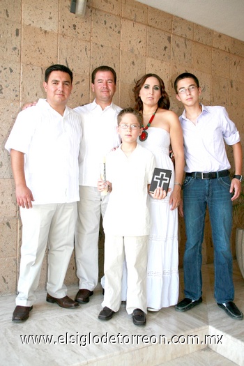 Daniel Garza Olayo junto a sus papás Francisco Garza Gutiérrez y Blanca Olayo de Garza, su hermano Francisco Garza Olayo y su padrino Gerson Ramírez González.