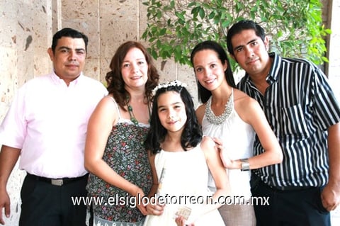 Nueva comulgante. Airam Alejandra González González rodeada de sus papás Yasmín Alejandra González Madera y Juan Arturo González Rodríguez, así como de sus padrinos Juan Carlos Palma Guerrero y Elizeth Guadalupe González Madera.