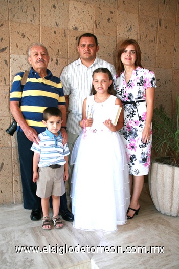 Feliz comulgante. Tamara Vera Ruelas en compañía de su padrino Diego Vera Ruelas, su hermanito Diego y sus papás Édgar Vera Zárate y Érika Ruelas Soto.