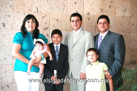 José Omar Martínez Reséndiz rodeado de sus papás Esthela Reséndiz y José Omar Martínez, su hermanita y su padrino Servando Martínez Verástegui.