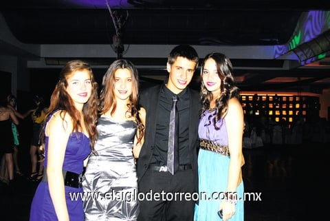 Aurora, Paty, Adrián e Isabela.