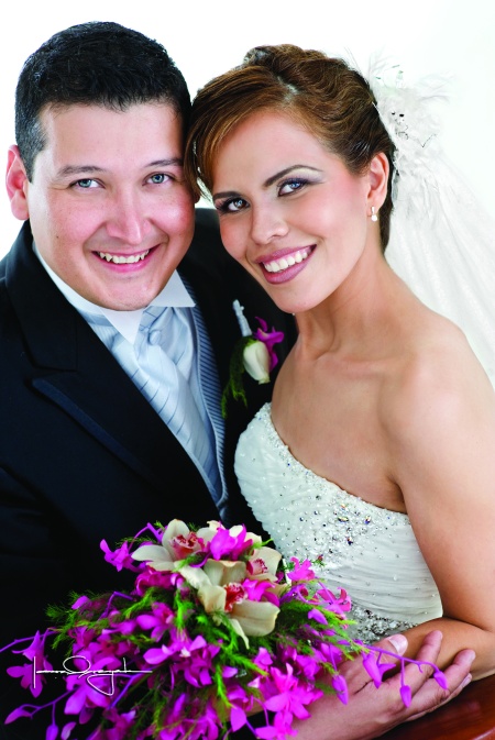 Srita. Faviola Hernández Mendoza unió su vida a la del Sr. Alejandro Liceaga Medina en la parroquia Los Ángeles el sábado 12 de junio de 2010. Ellos son hijos de los Sres. Soledad Mendoza Jordán; Blanca Elizabeth Medina Pineda, Luis David Liceaga Liceaga y María de los Ángeles Montelongo Gómez.-

Estudio Laura Grageda