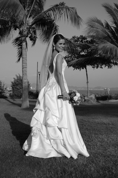LCPF. Socorro Ponce Sifuentes, el día de boda con el P.D. Adam Gagnon.

Estudioa