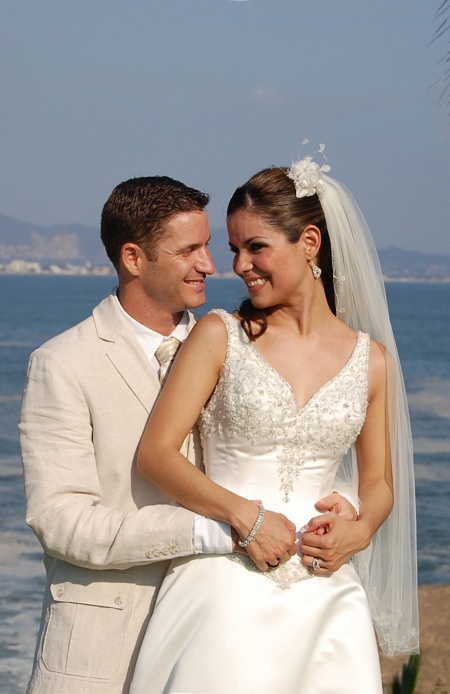 LCPF. Socorro Ponce Sifuentes y P.D. Adam Gagnon decidieron unir sus vidas en matrimonio. Ellos son hijos de los señores Pablo Ponce Carrizales y Diocelina Sifuentes (f); Michael y Lisa Gagnon.

Estudio