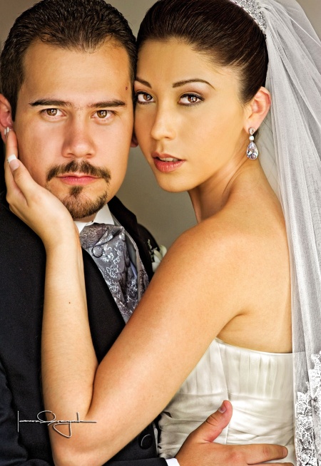 Abogada Francia Gisel Aguilar de León y Abogado Jesús Andrés Trejo López, contrajeron matrimonio en la parroquia San Pedro Apóstol, el sábado 12 de junio. Ellos son hijos de C.P. Armando Aguilar Guerrero y Sra. Juana de León Rojas; F. Andrés Trejo López y Sra. Lidia López Flores.- 

Estudio Laura Grageda