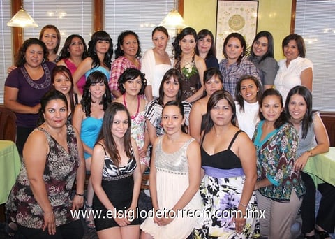 03072010 Miriam junto a familiares y amigas en su despedida de soltera.