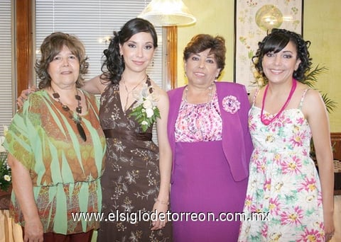 03072010 La festejada acompañada por las organizadora de su festejo: su mama Sra. Verónica Trujillo Haro, su hermana Verónica Yadira Quezada Trujillo y su futura suegra Sra. Dolores García Martínez.