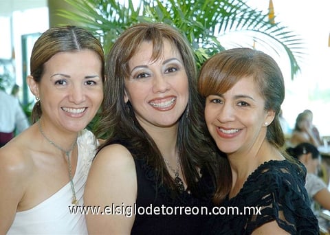 03072010 Al centro Viridiana Ávalos el día de su cumpleaños junto a las organizadoras de su fiesta de cumpleaños: Maribel Ruiz y Dulce Bonilla.